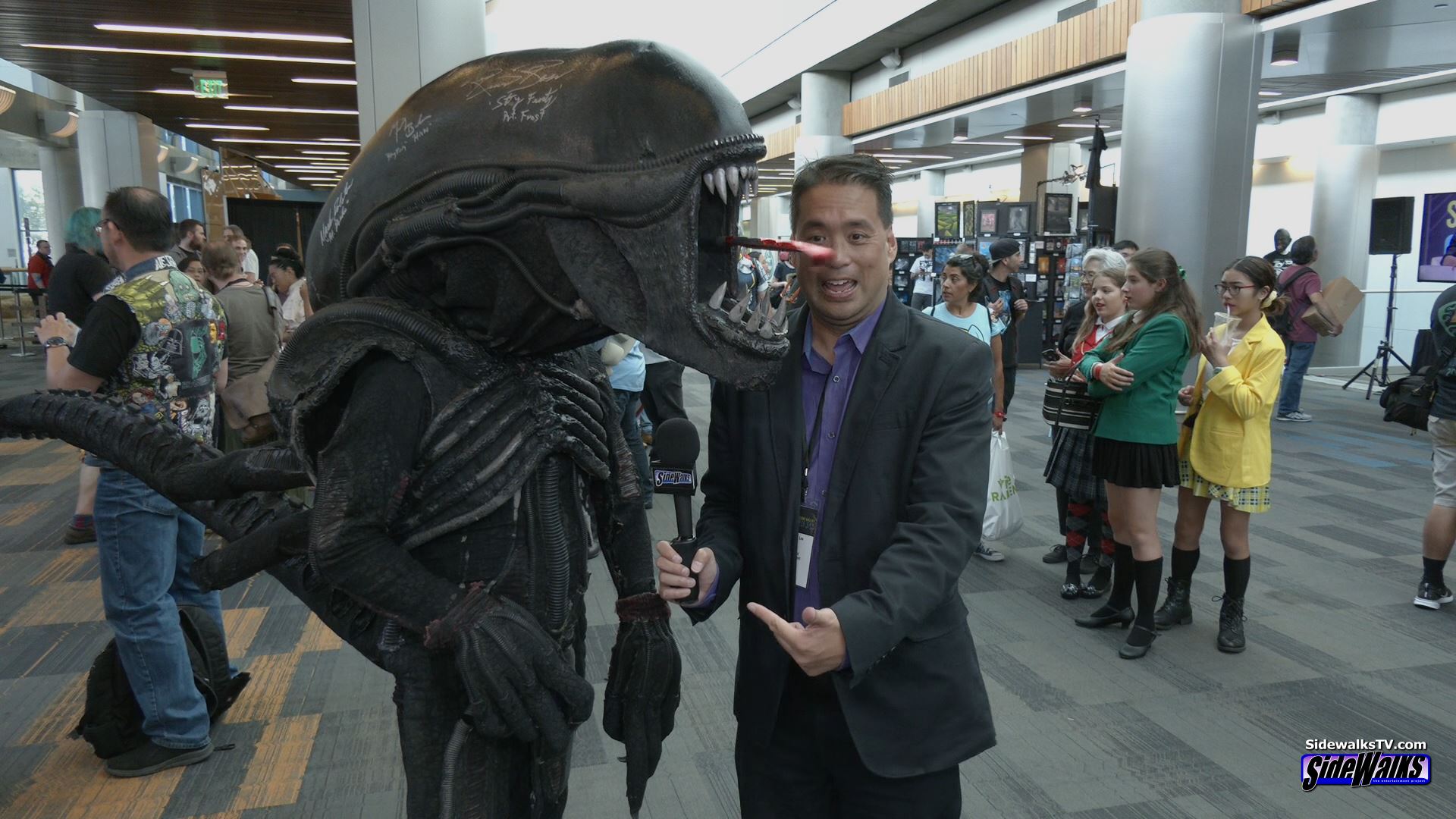 Alien Matt walks around Silicon Valley Comic Con