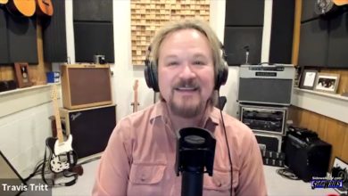 Travis Tritt smiles