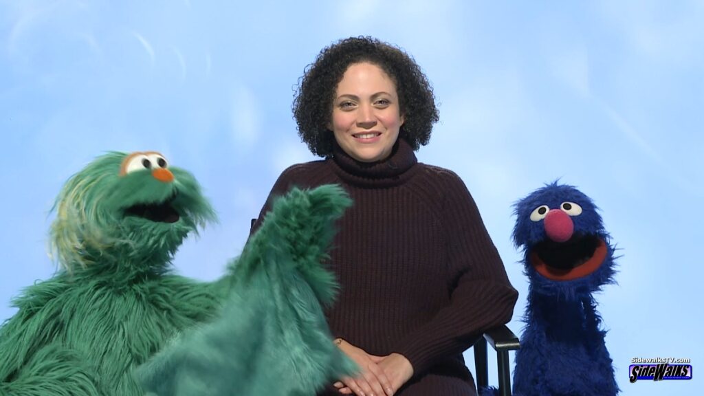 Rosita (pointing), Rocio Galarza and Grover in a three-shot 