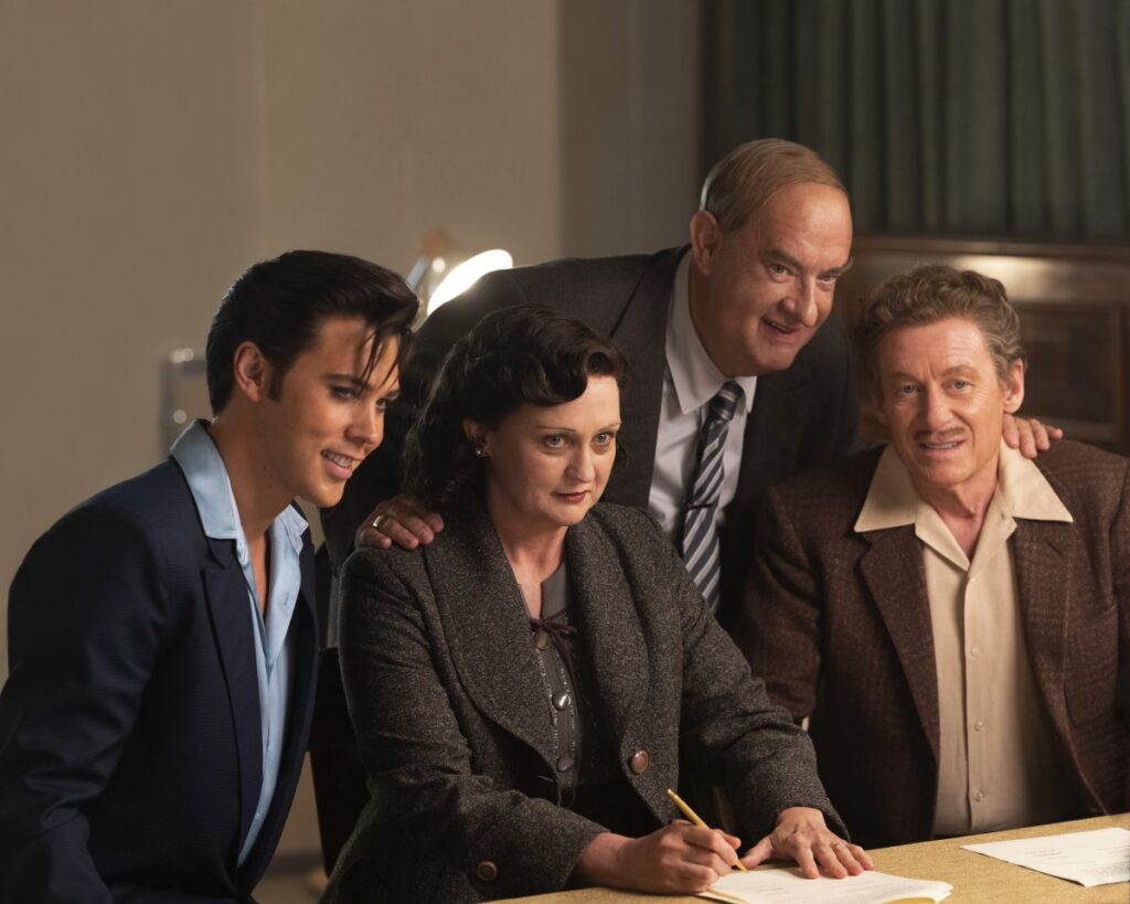 AUSTIN BUTLER as Elvis, HELEN THOMSON as Gladys, TOM HANKS as Colonel Tom Parker and RICHARD ROXBURGH as Vernon